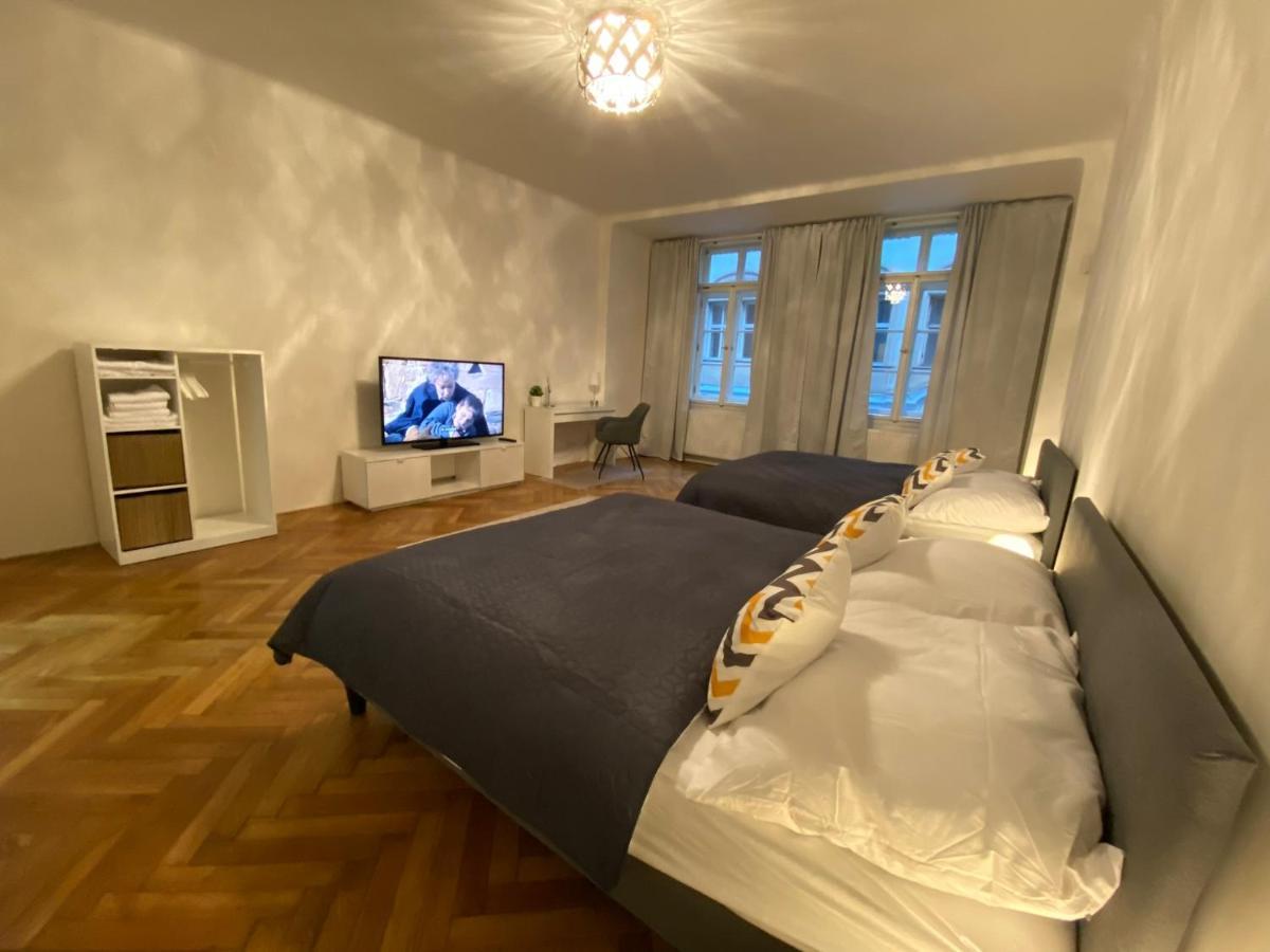 Spacious Apartment On Wenceslas Square Praag Buitenkant foto