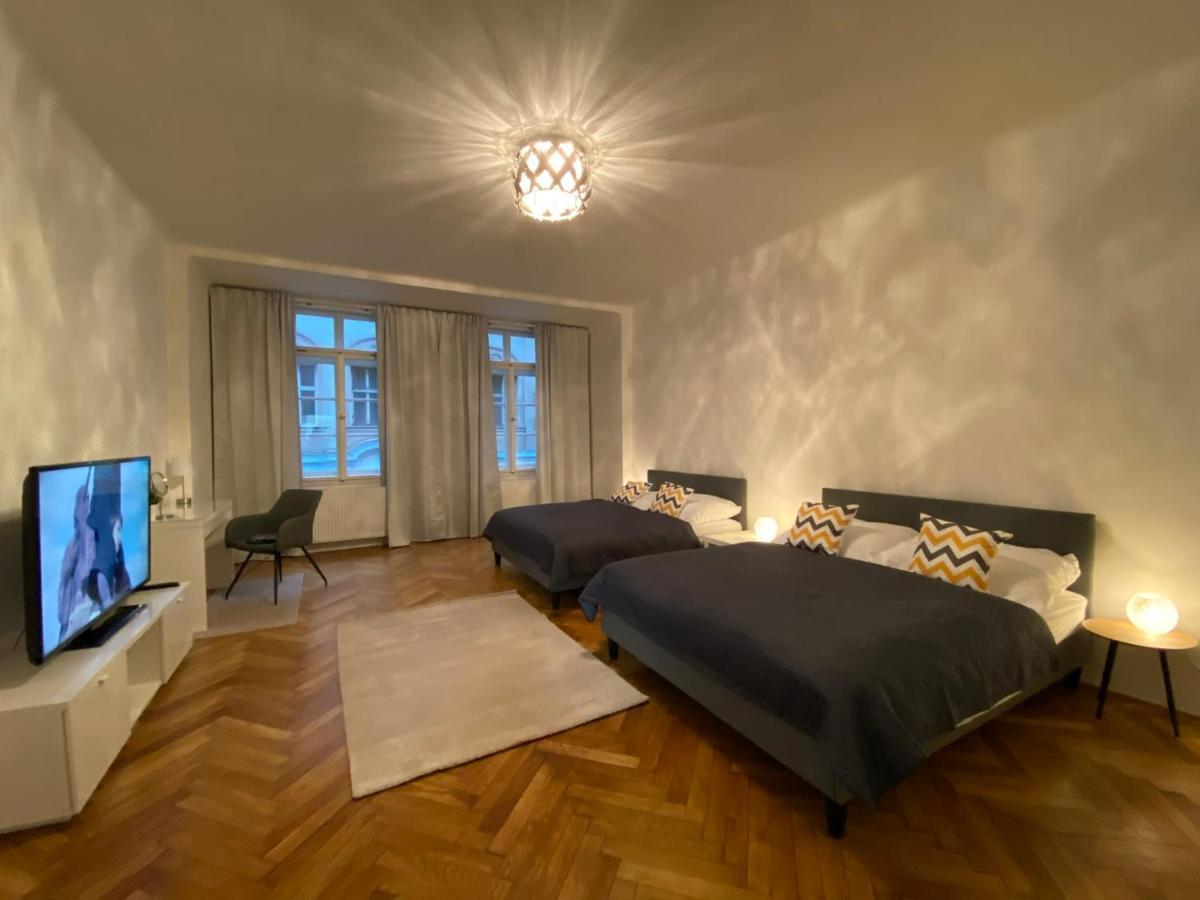 Spacious Apartment On Wenceslas Square Praag Buitenkant foto