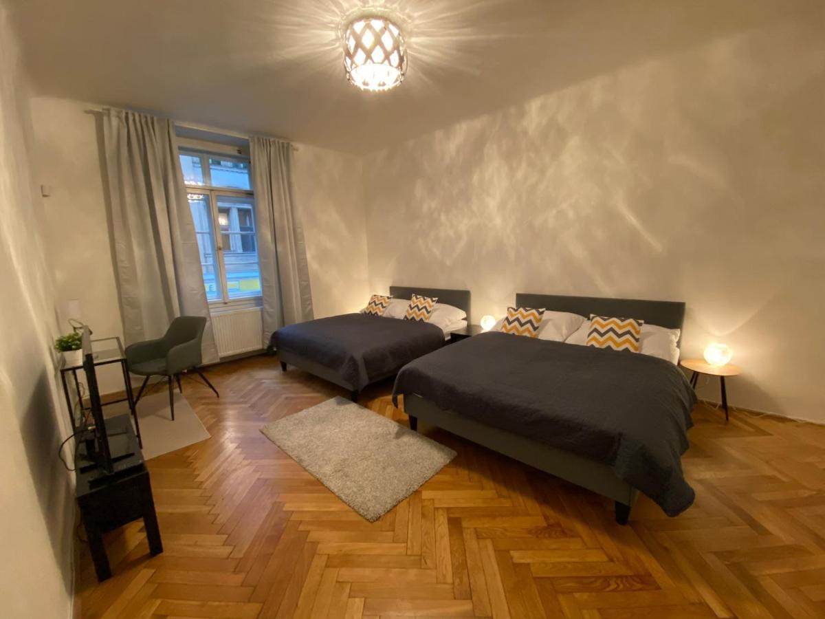 Spacious Apartment On Wenceslas Square Praag Buitenkant foto