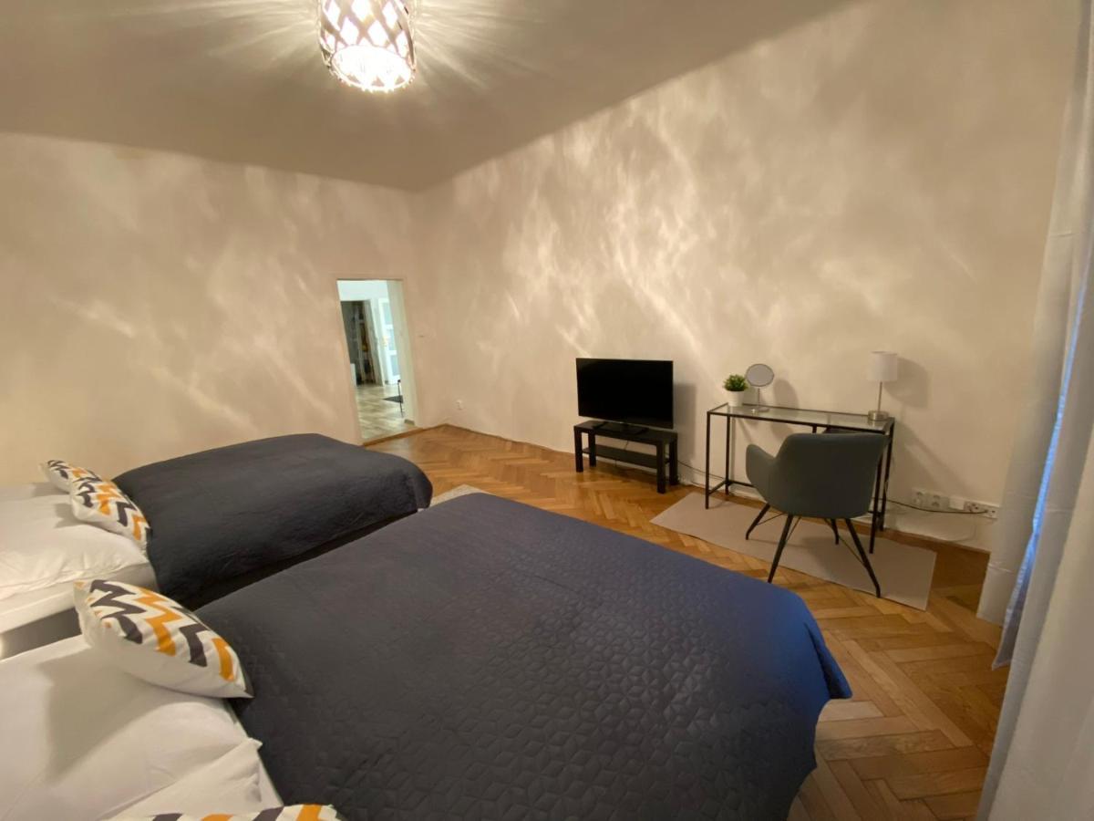 Spacious Apartment On Wenceslas Square Praag Buitenkant foto